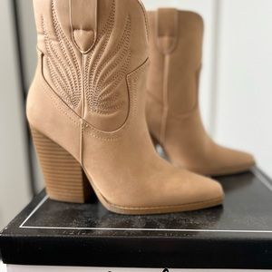 Quiped short boots. Booties. 6.5.